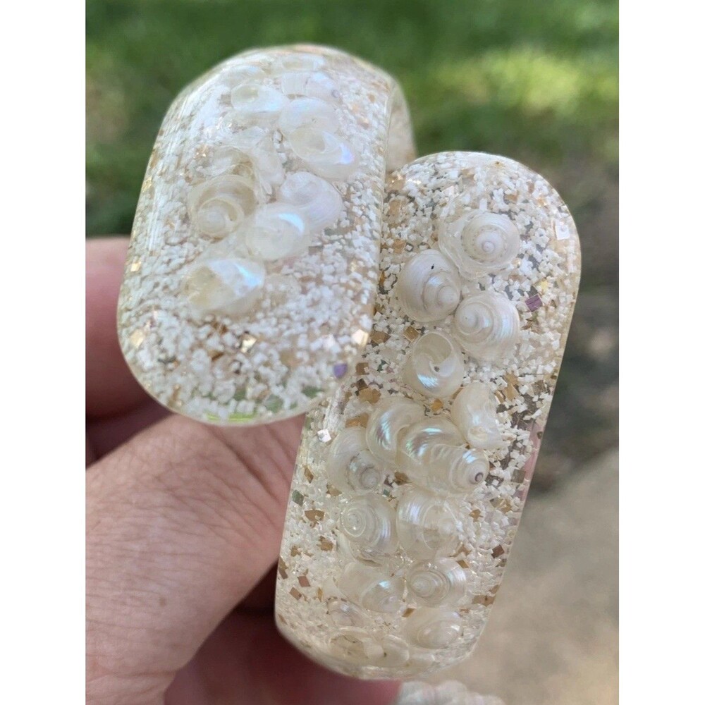VINTAGE 1950's LUCITE Confetti Clamper Bracelet Seashells Glitter MCM